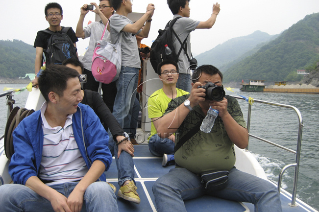 科迅机械（KOSUN）员工在拍摄瀛湖美丽的风景