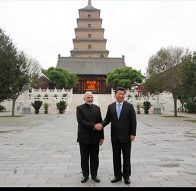 中国国家主席习近平陪同印度总理莫迪参观西安大慈恩寺。